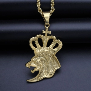 Detailed view of 18K gold plated crown lion head pendant with twisted rope chain necklace