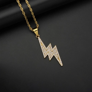 Collar hip hop con colgante de rayo dorado y cristaux en una cadena de cuerda