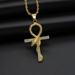 Gouden Ankh-kruishanger met slang en kristallen aan een gevlochten touwketting