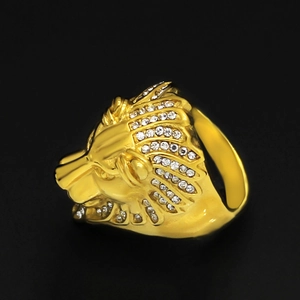 Anillo de cabeza de león dorado para hombre con cristales y acabado pulido