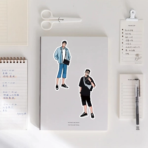 Détail d'autocollants de garçons de dessin animé sur un bureau pour la décoration