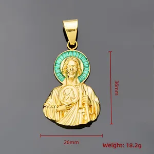 Detalle del colgante de San Judas bañado en oro con piedras verdes de 36mm por 26mm