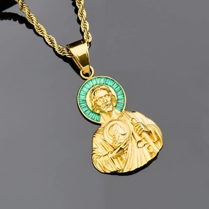 Ciondolo San Giuda d'oro con pietre baguette verdi su una catena a fune