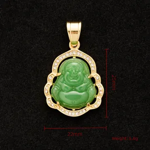 Dettaglio pendente Buddha placcato oro con pietra verde e strass, misura 25x22mm
