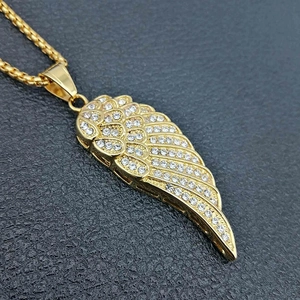 Pendentif ailes d'ange hip hop en acier inoxydable doré orné de strass brillants et élégants