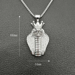 Collier hip hop cobra argenté avec couronne et diamants sur fond sombre élégant