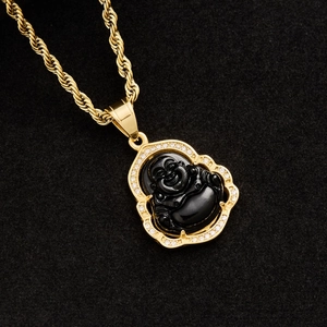 Dettaglio del ciondolo Buddha con pietra nera e bordo dorato con strass incastonati