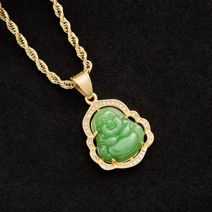 Dettaglio ciondolo Buddha placcato oro con pietra verde e contorno di zirconi lucidi