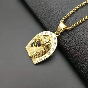 Pendentif tête de cheval en acier doré 316L serti de strass avec chaîne maille box