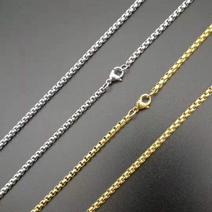 Primer plano de cadenas de eslabones cuadrados en oro y plata con cierres de langosta