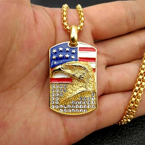 Detailaufnahme von Hip-Hop-Adler-Anhänger mit US-Flaggen-Emaille und Strasssteinen
