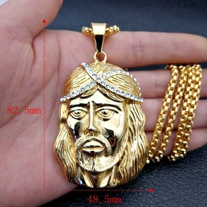 Détail du pendentif Jésus plaqué or montrant les dimensions de 82,5 mm sur 48,5 mm