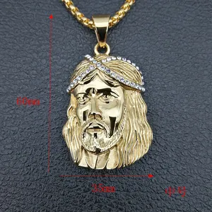 Détail de la taille du pendentif Jésus en or avec cristaux, mesure 60mm par 35mm