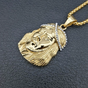 Pendentif Jésus hip-hop en acier doré serti de brillants sur chaîne tressée