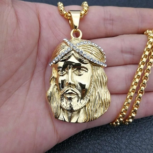 Pendentif Jésus hip hop en acier titane plaqué or avec des pierres de zircone cubique