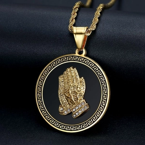 Collier hip hop plaqué or en acier titane avec pendentif mains en prière et méandres