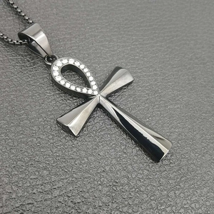 Collier pendentif croix Ankh en acier inoxydable noir poli avec zircons blancs brillants