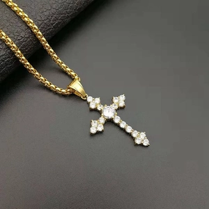 Pendentif croix en acier inoxydable doré orné de pierres de zircone AAA brillantes