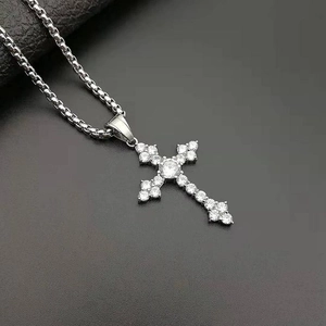 Collier avec pendentif croix en acier inoxydable argenté et zircons AAA scintillants