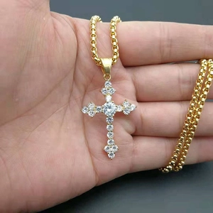 Pendentif croix en acier inoxydable doré avec zircons AAA sertis pour femmes