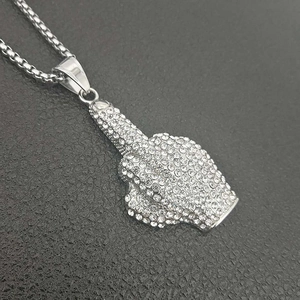 Ciondolo Hip Hop a forma di pugno con dito medio e pavé di diamanti in zirconia