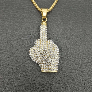 Dettaglio del ciondolo hip hop con gesto della mano, strass lucidi e catena a maglia