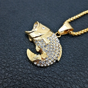 Collar con colgante de pez dorado con brillantes diamantes de imitación y cadena de trigo