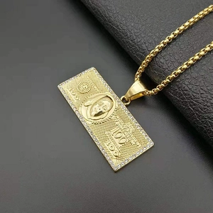 Detalle del colgante de billete de 100 dólares chapado en oro con circonitas incrustadas