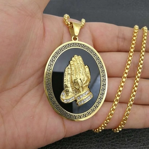 Collier en acier inoxydable plaqué or avec pendentif mains en prière et bordure grecque