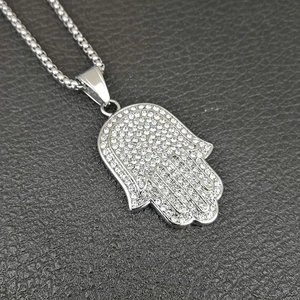 Collier avec pendentif Main de Fatma serti de zircons blancs et chaîne polie argent