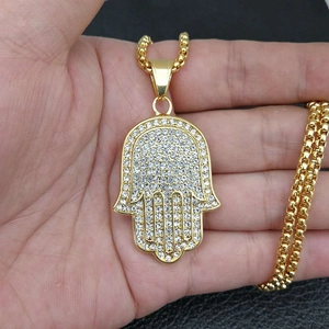 Collier pendentif Main de Fatma plaqué or avec cristaux et chaîne vénitienne en main