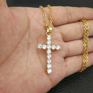 Collana con ciondolo a croce in acciaio inossidabile 316 placcato oro con zirconi AAA