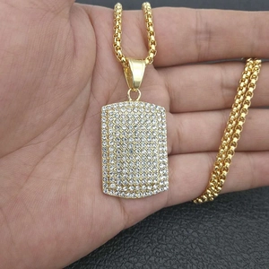 Collar hip-hop de acero inoxidable chapado en oro con colgante de placa y circonitas cúbicas