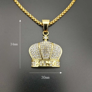 Colgante de corona de rey hip hop chapado en oro con pedrería y cadena de eslabones