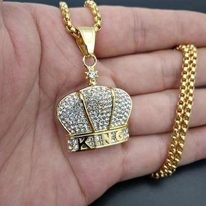 Colgante corona hip hop chapado en oro con circonitas y grabado KING para hombres