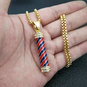 Collana con ciondolo barber pole placcato oro con smalto tricolore e zirconi incastonati