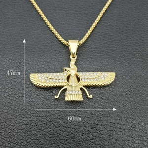 Vista detallada del colgante Faravahar en oro con diamantes y dimensiones de tamaño