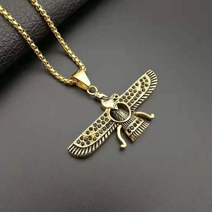 Detalle del colgante Faravahar chapado en oro con pavé de diamantes por ambas caras