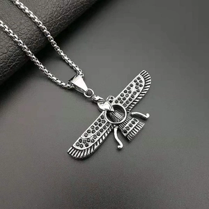 Colgante Faravahar de acero plateado con circonitas negras y cadena tipo box