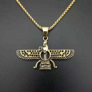 Detalle del colgante Faravahar dorado con circonitas negras y cadena de caja clásica