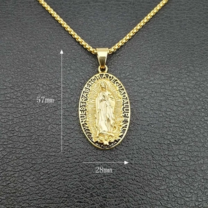 Colgante Virgen de Guadalupe en tono dorado, collar religioso de 57mm de longitud
