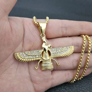 Colgante Faravahar bañado en oro con circonitas blancas y cadena de caja dorada