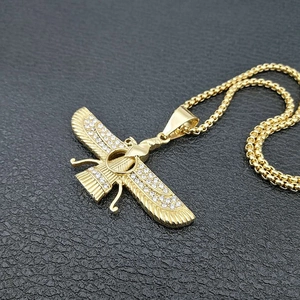 Colgante Faravahar dorado con circonitas brillantes sobre fondo de cuero negro