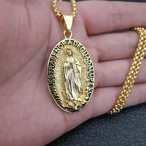 Collar colgante de la Virgen de Guadalupe bañado en oro estilo hiphop en mano