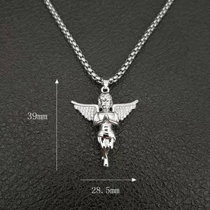 Pendentif ange hip hop pavé de zircons argentés, dimensions 39x28,5mm avec chaîne