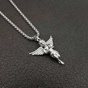 Collier pendentif ange en argent avec micro-pavage de zircon sur fond de cuir noir