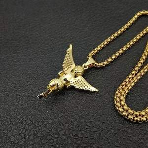 Vue arrière détaillée du pendentif ange doré montrant la structure métallique évidée