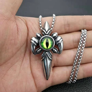 Collana punk retrò in acciaio al titanio con pendente occhio del diavolo verde e catena