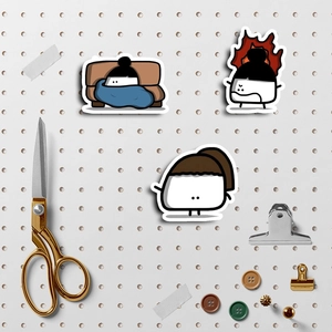Gros plan d'autocollants de personnages mignons sur panneau perforé avec accessoires