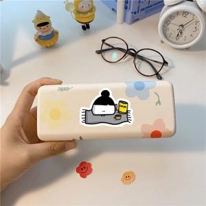 Gros plan d'un étui de rangement crème avec d'adorables autocollants de dessins animés